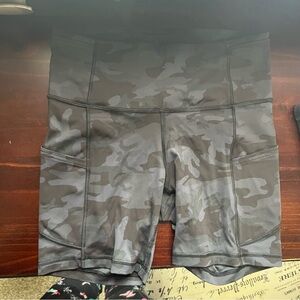 Lululemon Fast and Free Biker Shorts Black/Grey Camo 6